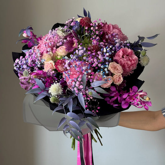 Buchet statement cu flori în nuanțe de fucsia, mov, roz și accente argintii