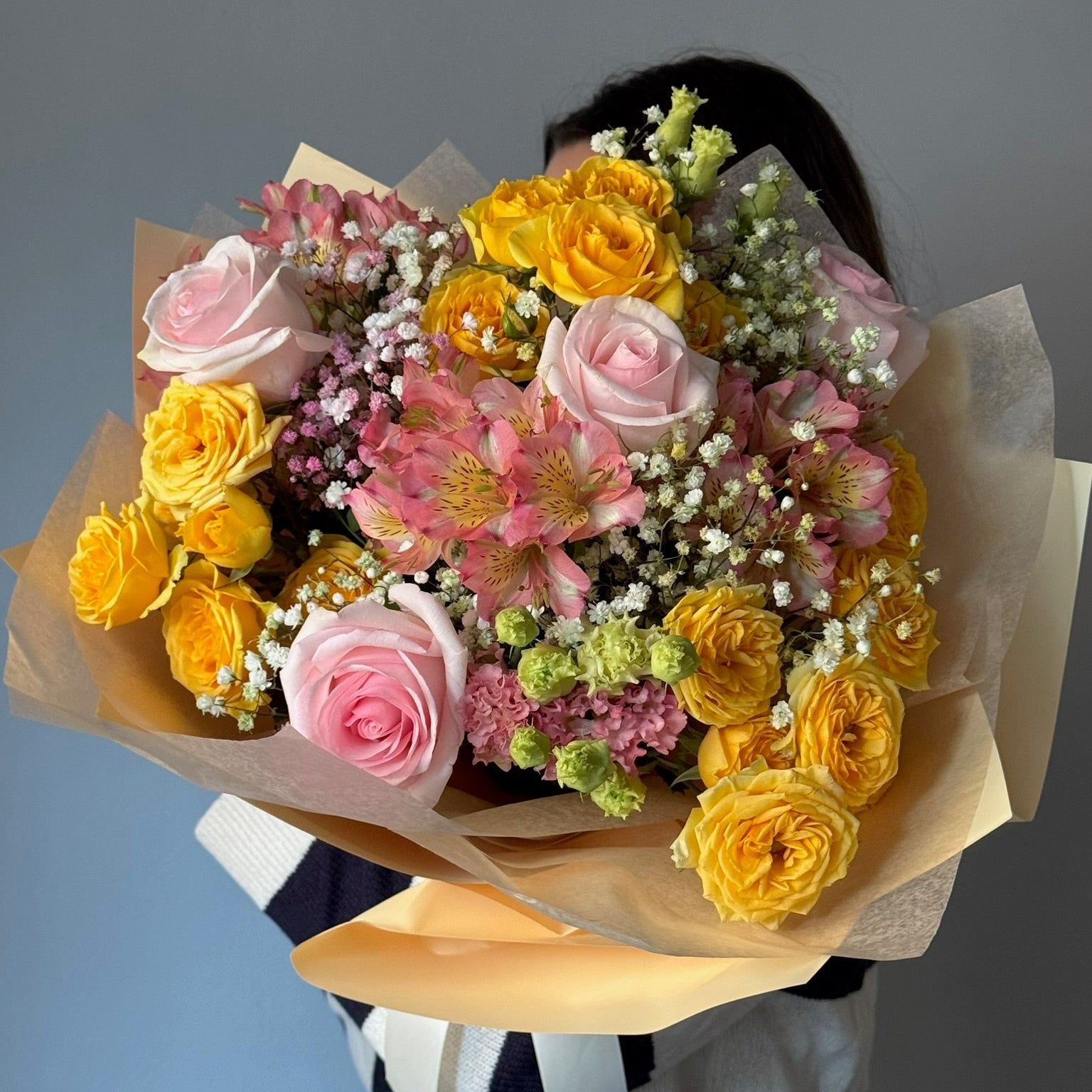Buchet Sunset Kiss cu trandafiri galbeni și roz și mix de flori colorate