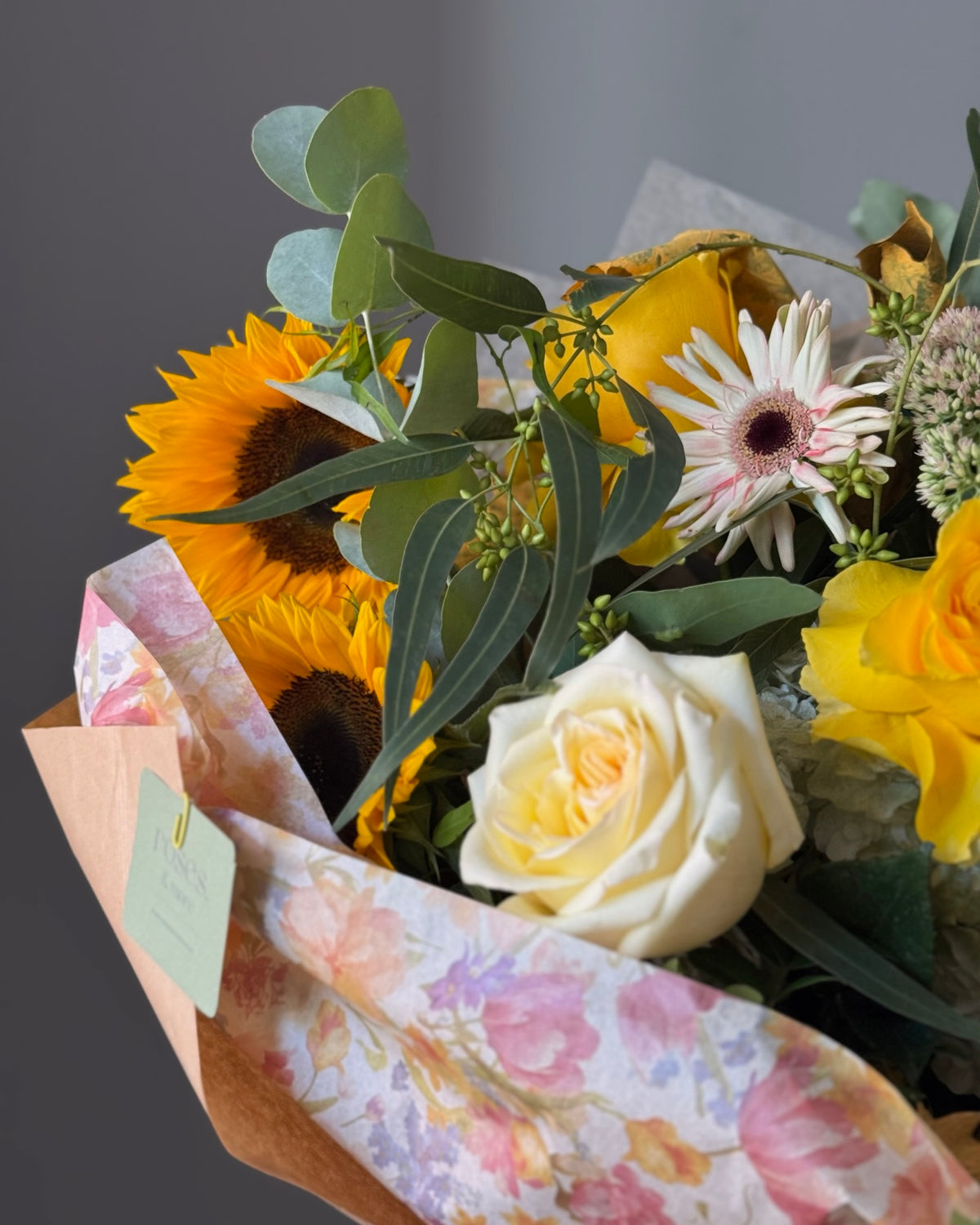 Buchet de toamnă colorat cu floarea soarelui, gerbera, trandafiri și eucalipt