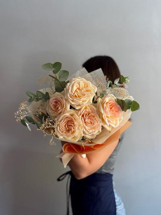 Buchet Topaz cu trandafiri Maya în nuanțe calde și eucalipt mentolat, Roses & More