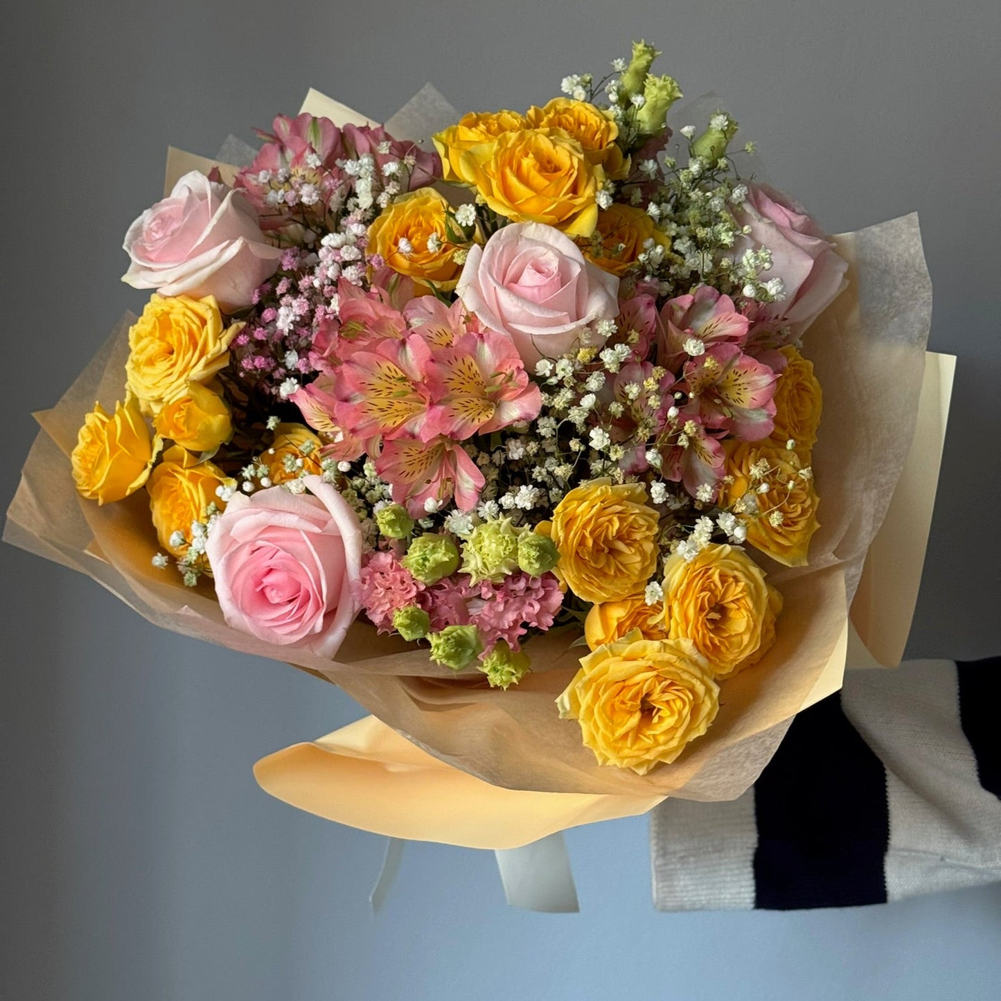 Buchet colorat cu trandafiri galbeni și roz și flori delicate Si ambalaj galben