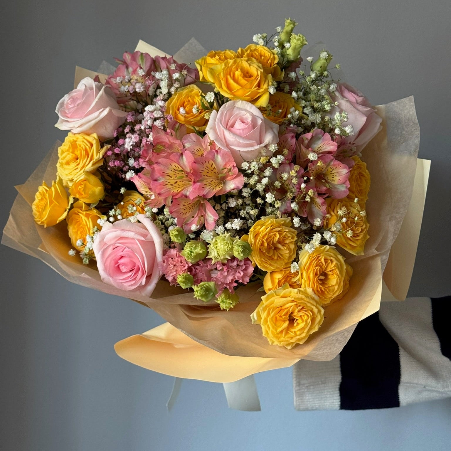 Buchet colorat cu trandafiri galbeni și roz și flori delicate Si ambalaj galben