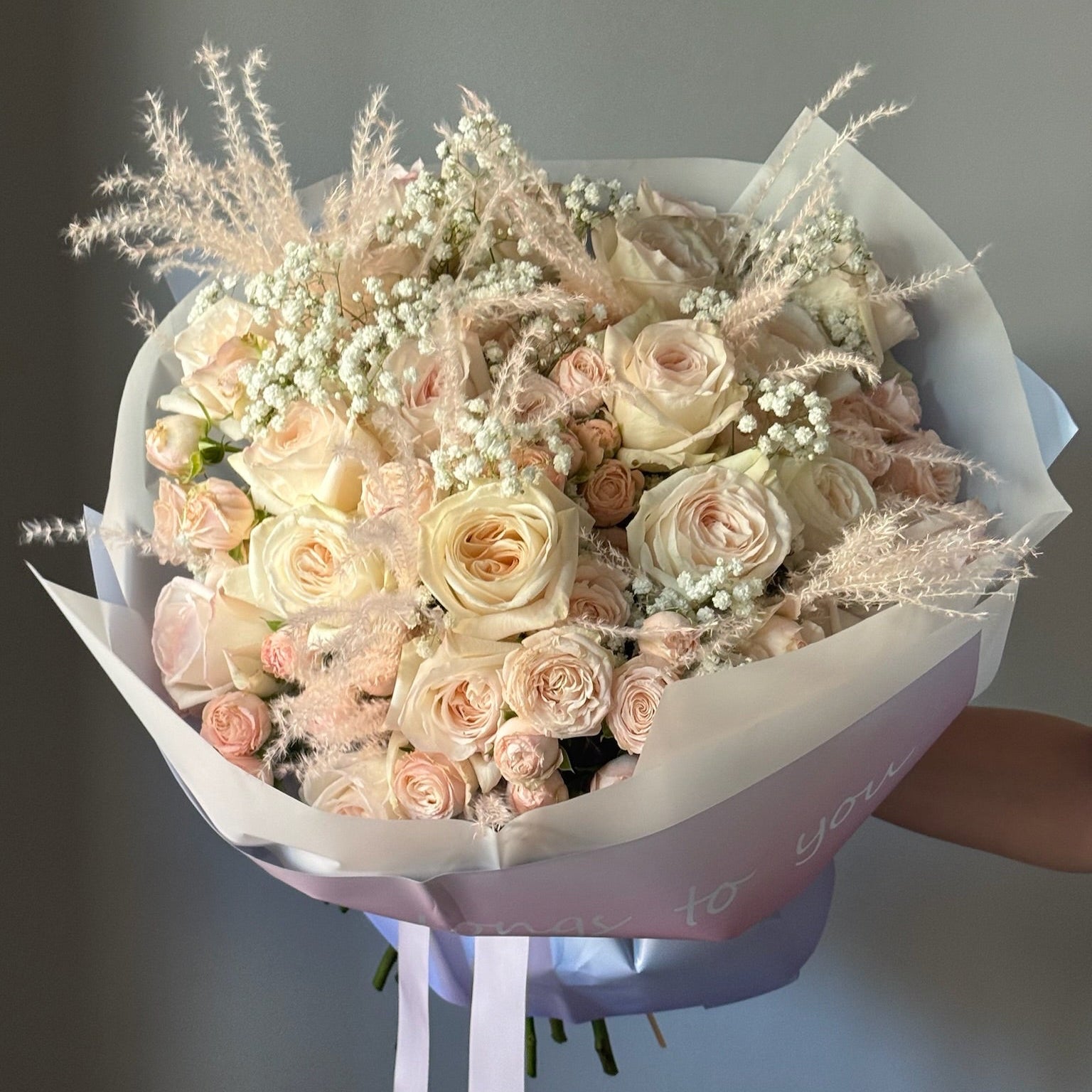 Buchet cu trandafiri de grădină, gypsophila și pampas în nuanțe de alb și roz