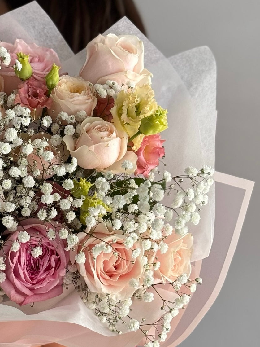 Buchet de trandafiri mix și gypsophila