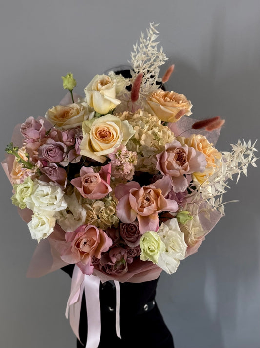 Buchet Unforgettable Moments cu trandafiri de grădină bej și hortensii în tonuri nude, Roses & More