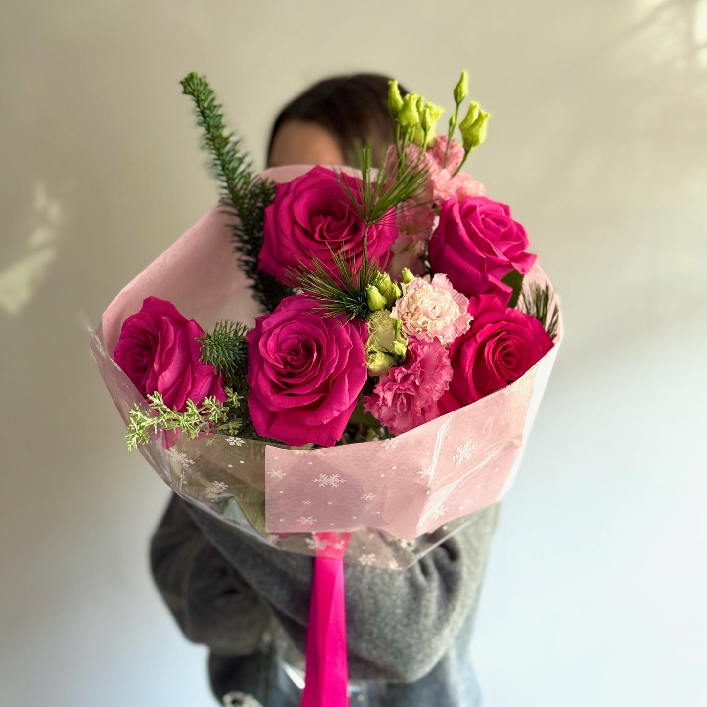 Buchet Warm Heart cu trandafiri fucsia, lisianthus și mix de conifere