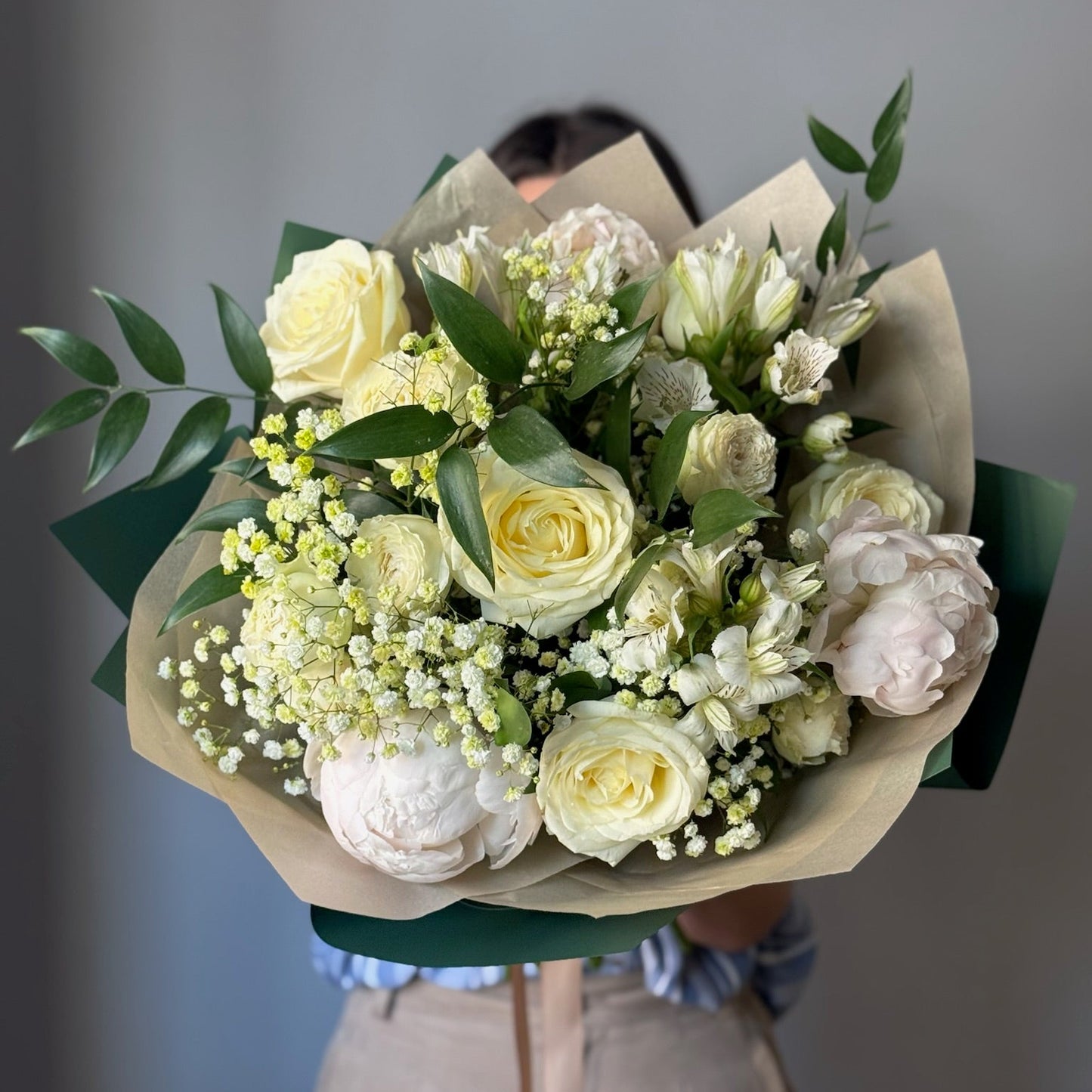 Buchet White Garden cu trandafiri albi, gypsophila și ruscus în nuanțe de alb și verde
