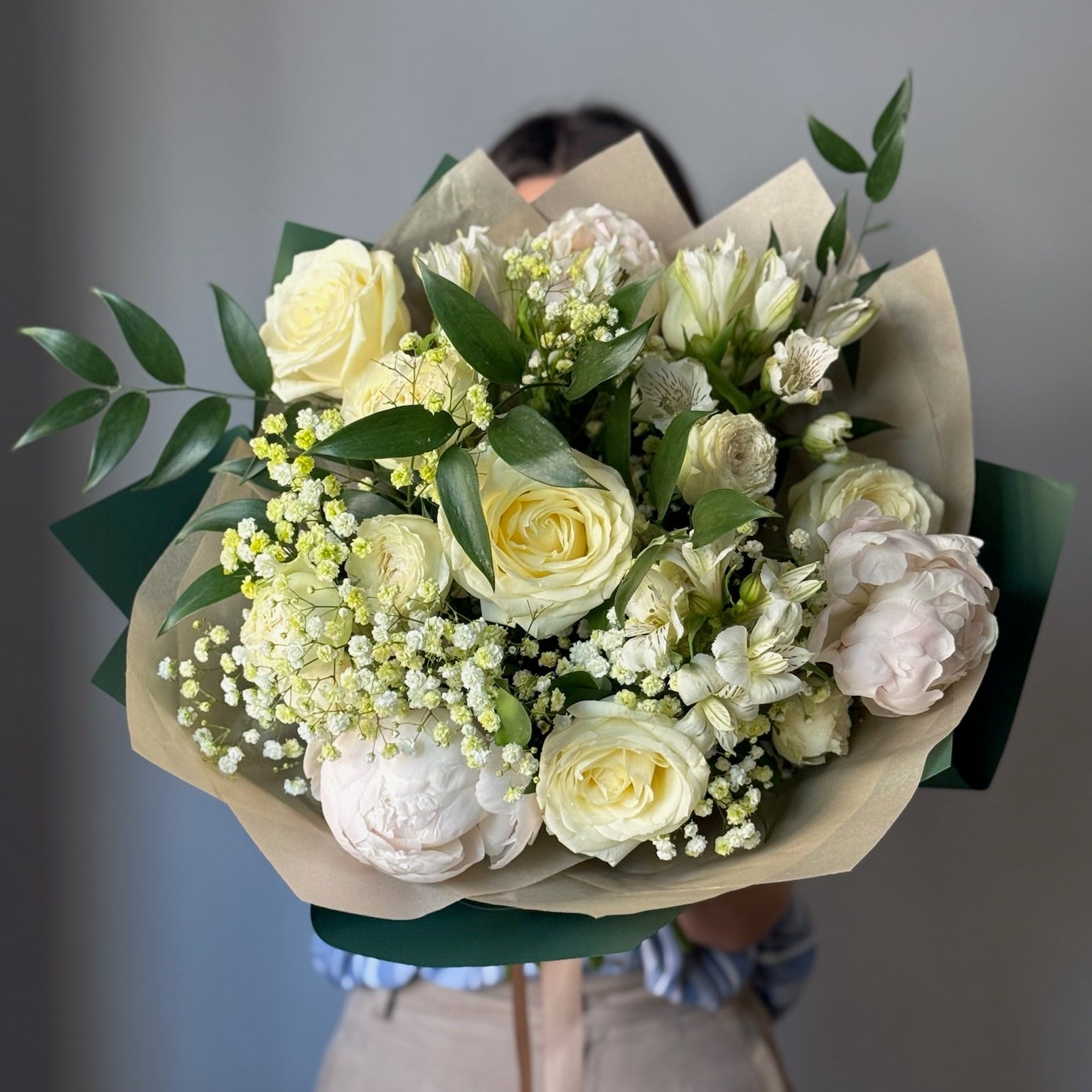 Buchet White Garden cu trandafiri albi, gypsophila și ruscus în nuanțe de alb și verde