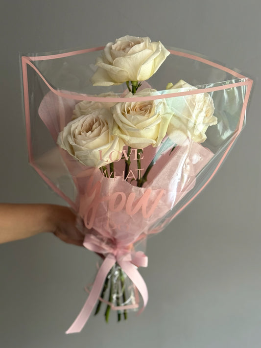Buchet White O’Hara Mini cu 5 trandafiri de grădină eleganți, Roses & More