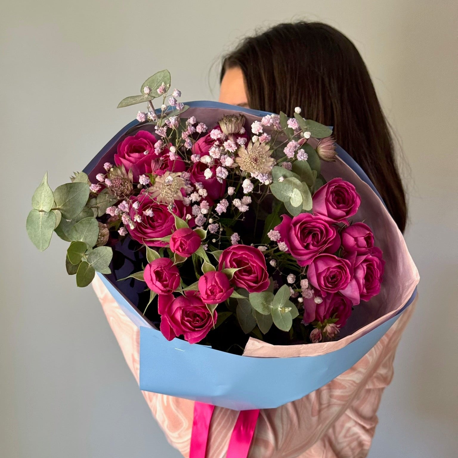 Buchet de flori cu trandafiri fucisa si verdeata