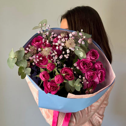 Buchet de flori cu trandafiri fucisa si verdeata