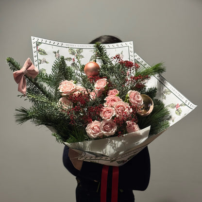 Buchet Winter Sparkle cu trandafiri spray roz, mix de conifere și globuri de Crăciun