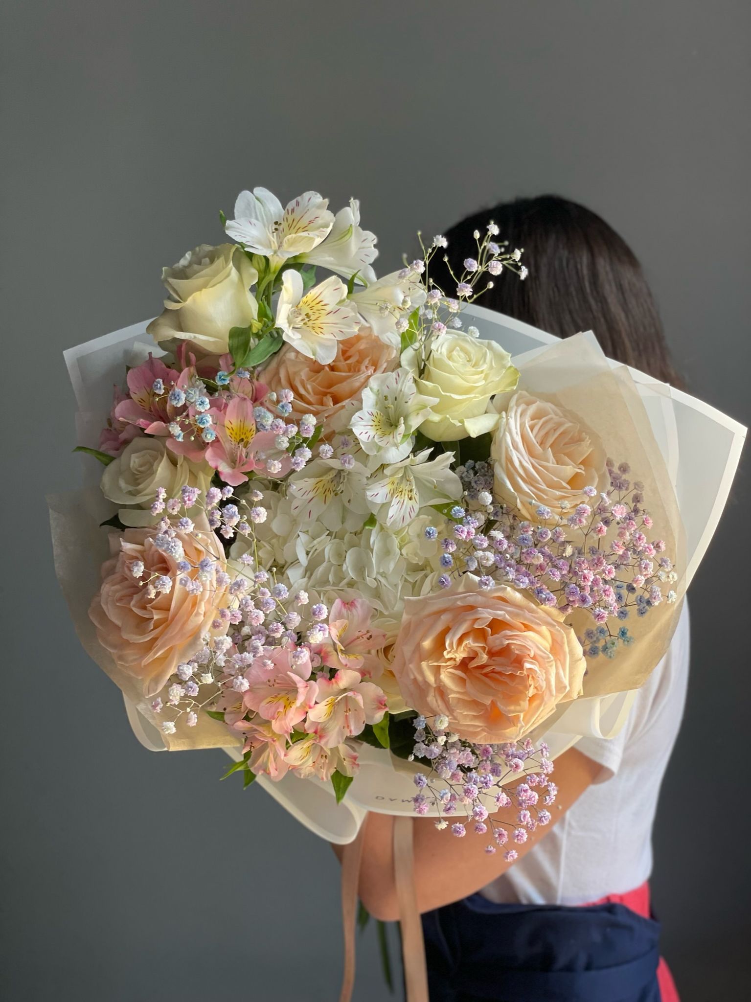 Buchet Amber  de flori cu trandafiri hortensie altroemeria si gypsophila, Roses & More