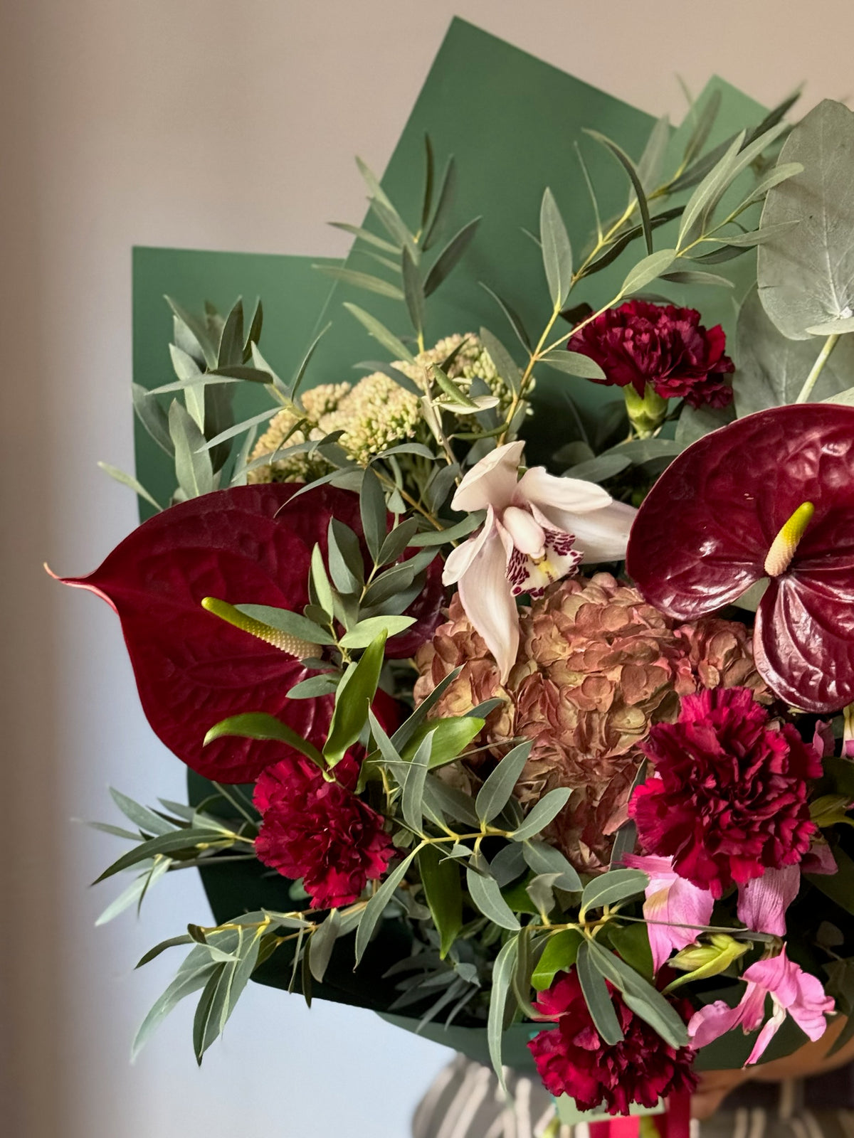     Buchet Burgundy Garden cu anthurium, orhidee și hortensie