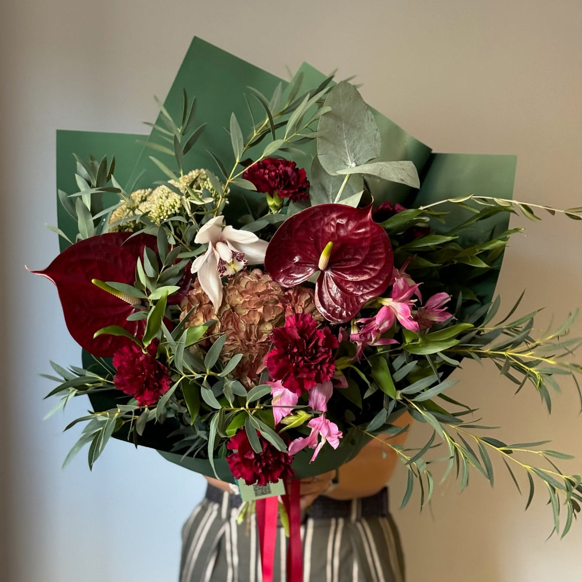     Burgundy Garden buchet verde cu accente grena și vișiniu
