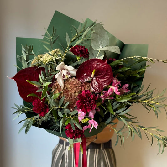     Burgundy Garden buchet verde cu accente grena și vișiniu