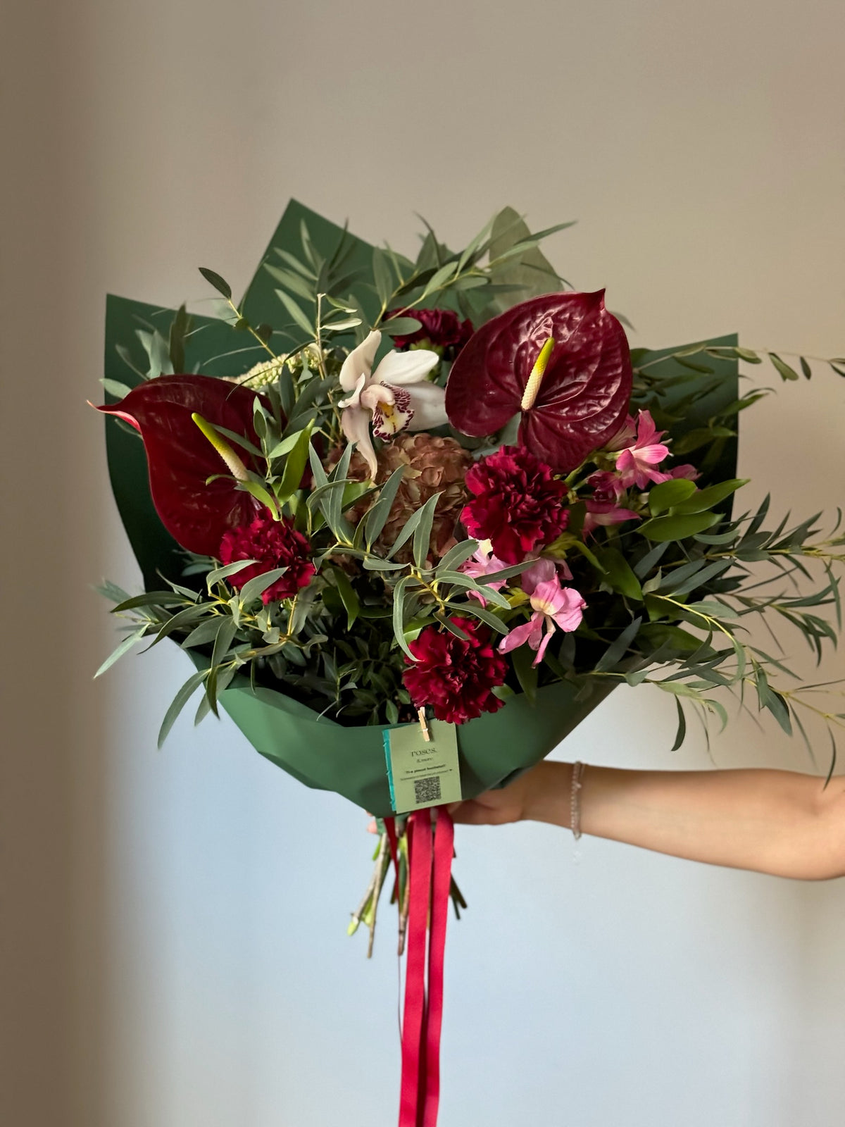     Burgundy Garden buchet elegant cu flori grena, verdeață și anthurium