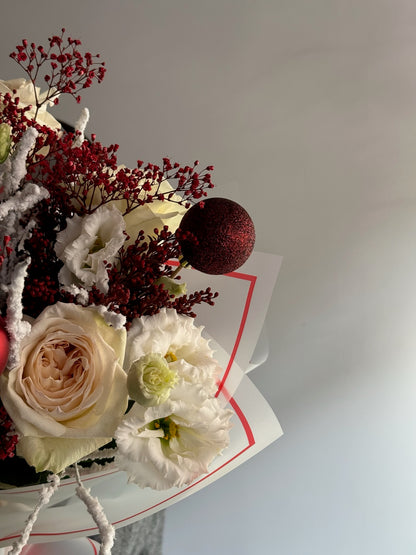 Buchet festiv Candy Cane cu trandafiri, globuri decorative și accente de iarnă