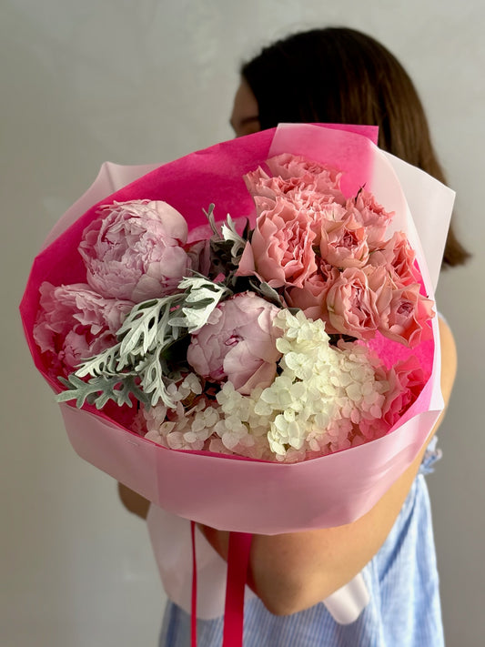 Celestial blush buchet cu bujori și trandafiri