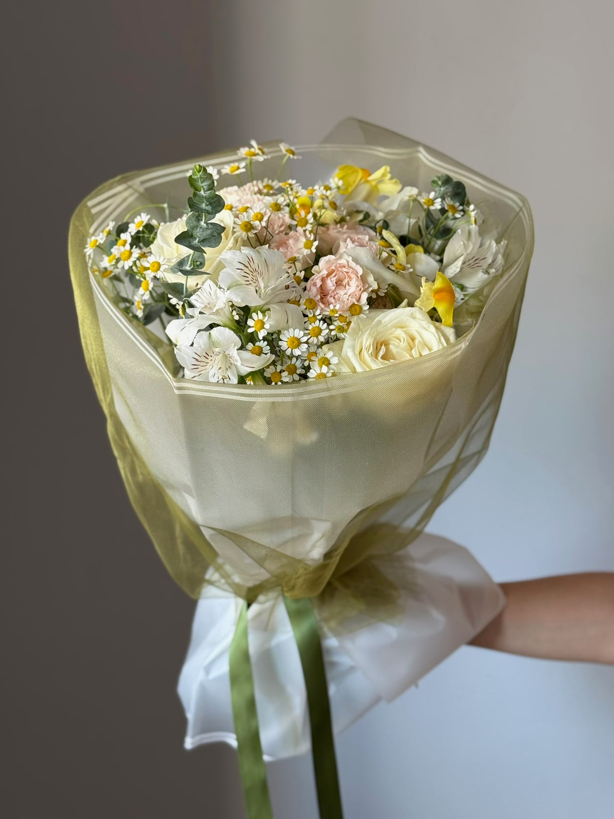 Chamomile Dream, buchet delicat alb și verde cu mușețel