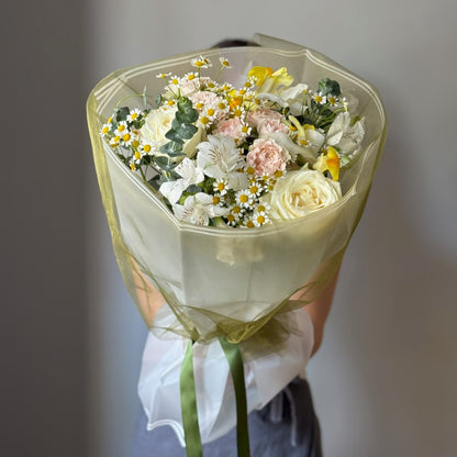 Buchet rotund Chamomile Dream în nuanțe de alb și verde, cu mușețel