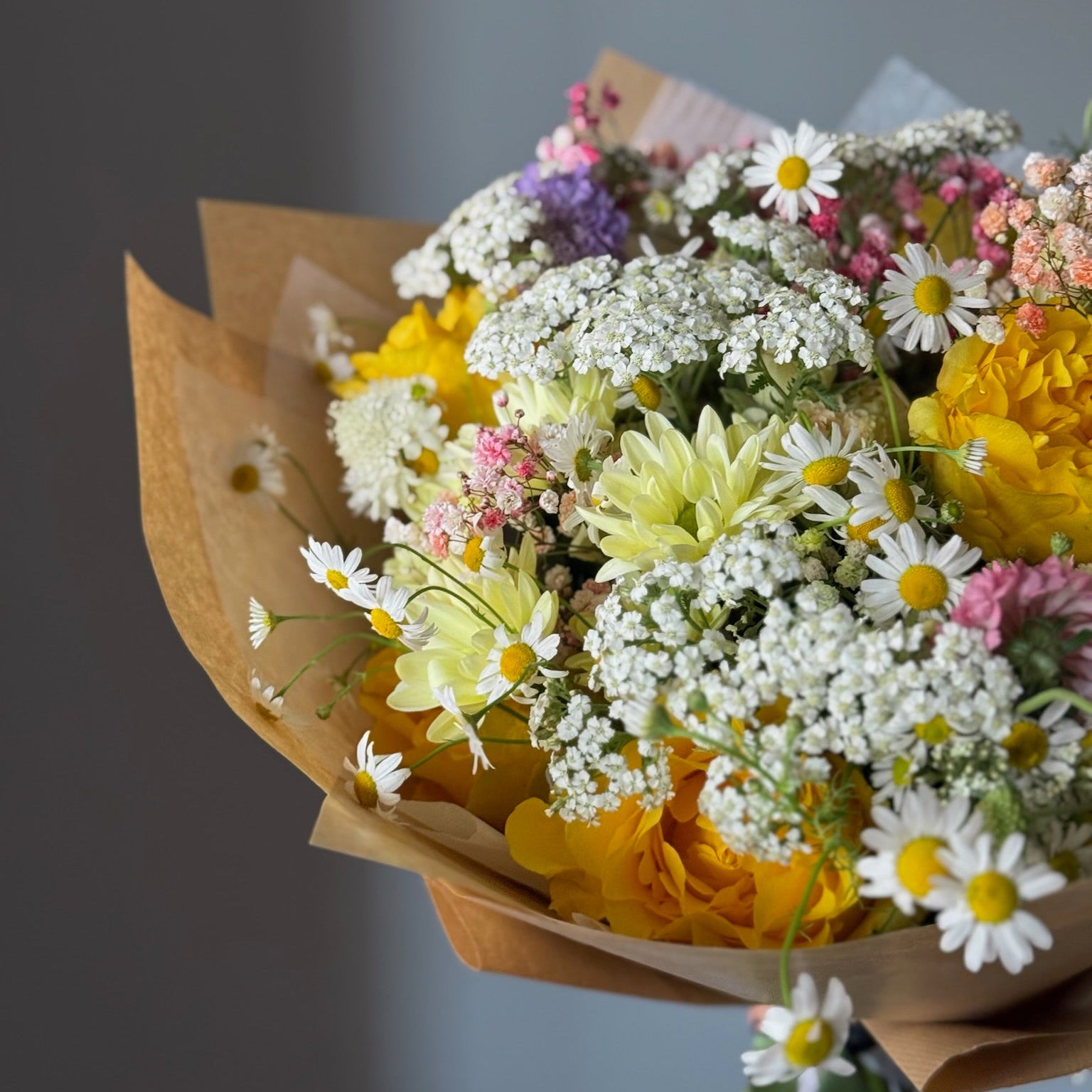 Buchet Chamomile Fields inspirat de câmpurile înflorite, în nuanțe luminoase de galben