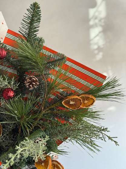 Buchet de Crăciun Christmas Bits cu conifere, felii de portocală și globuri decorative