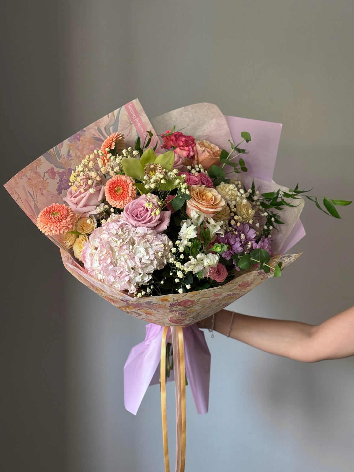 Buchet Colorful Muse cu mix de flori colorate în nuanțe pastelate