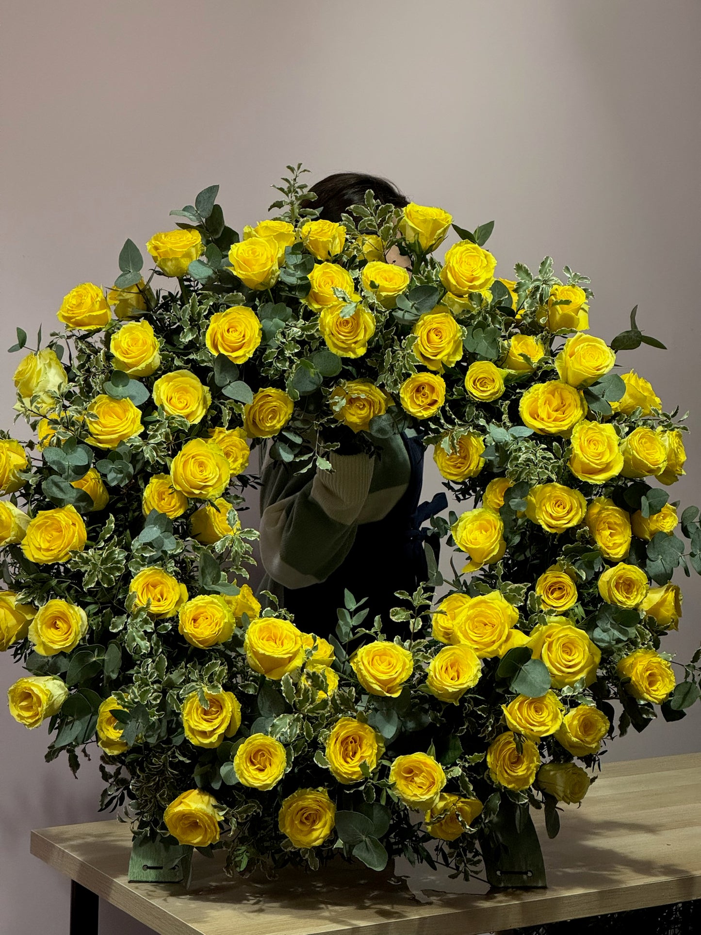 Aranjament coroana funerară galbenă cu verdeață - Roses & More