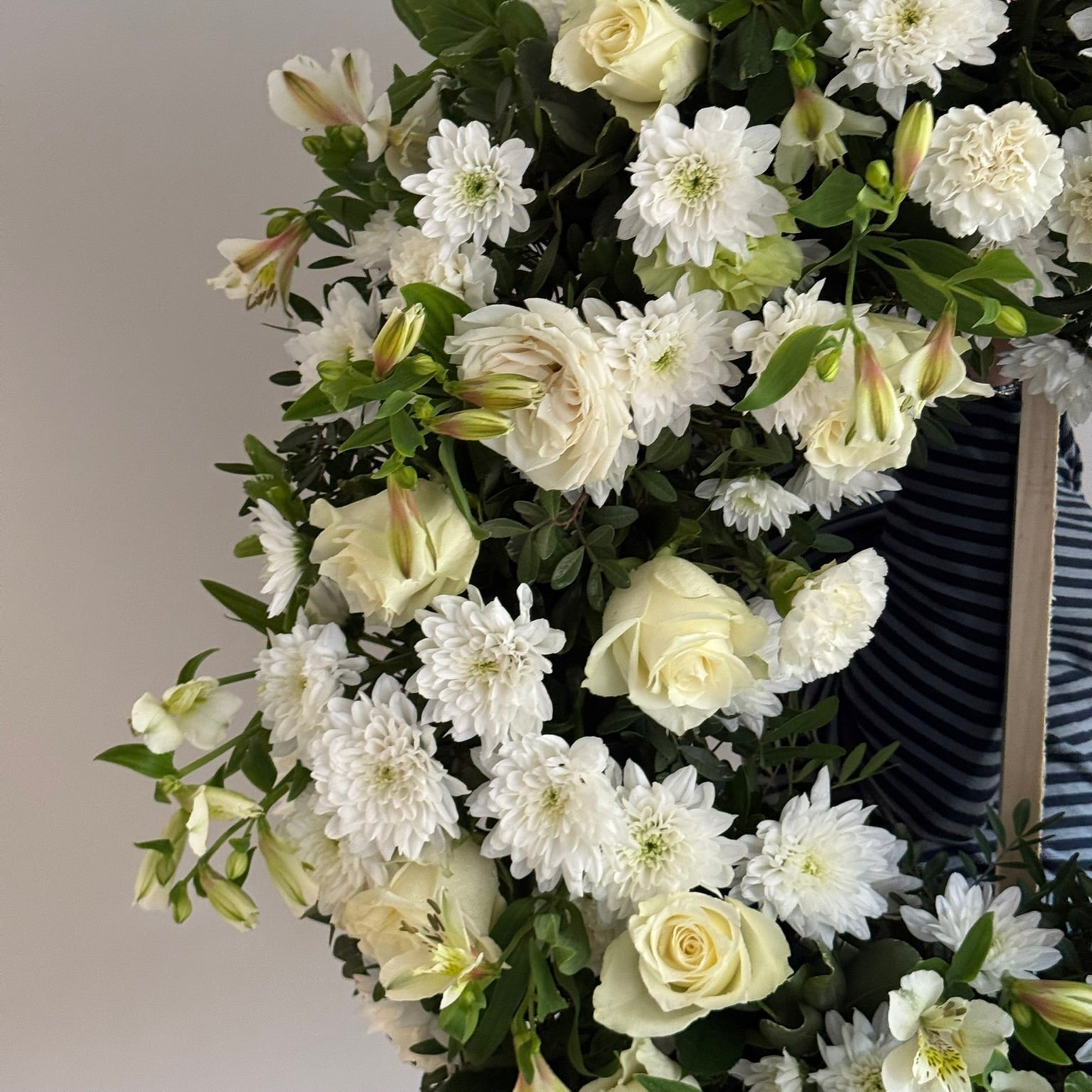 Coroană funerară elegantă cu crizanteme albe și verdeață