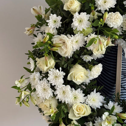 Coroană funerară elegantă cu crizanteme albe și verdeață