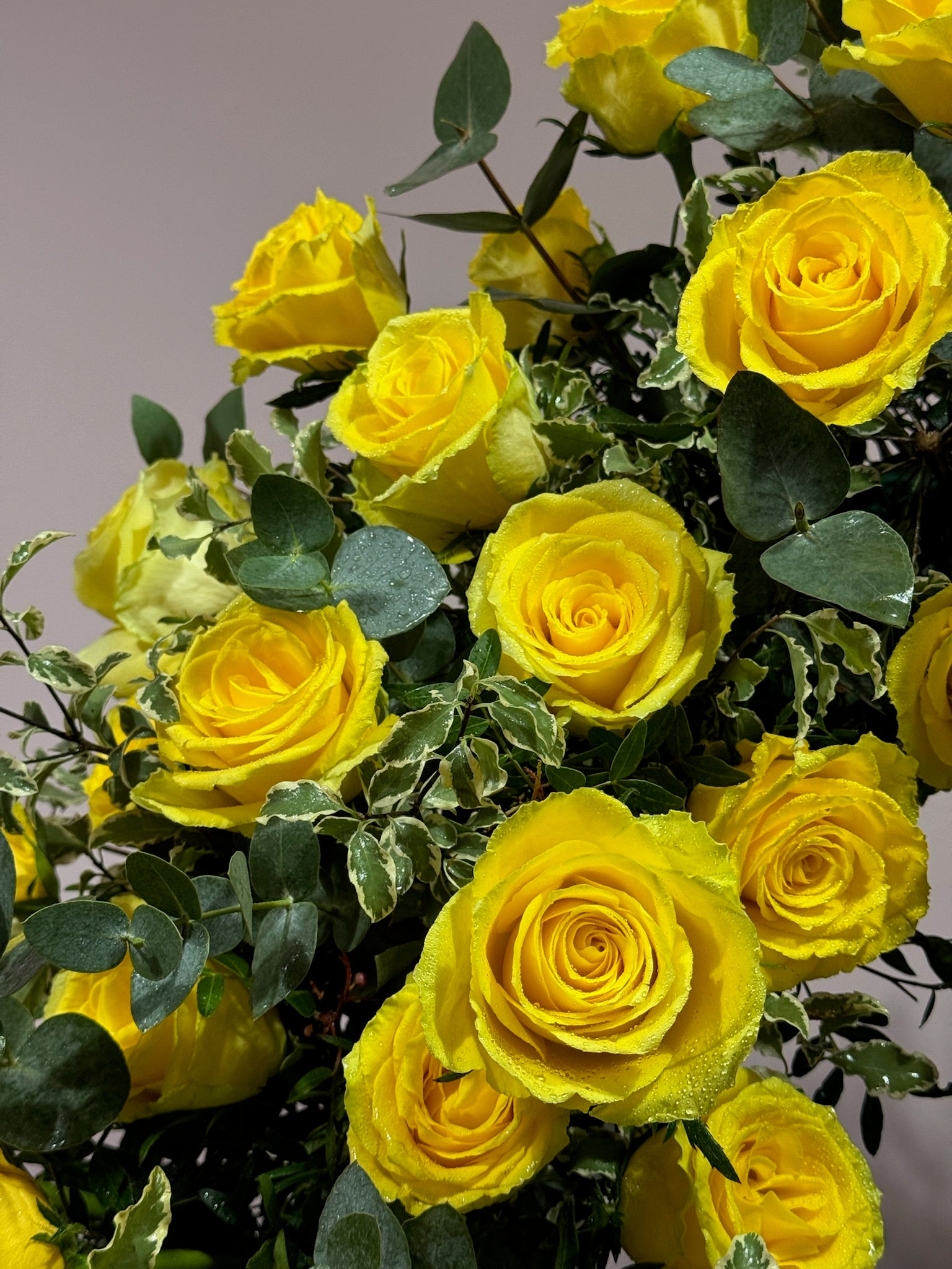 Coroana funerară mare cu trandafiri galbeni