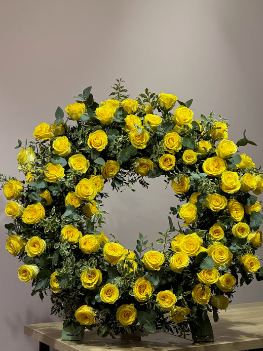 Coroana Funerară cu trandafiri galbeni - Roses & More