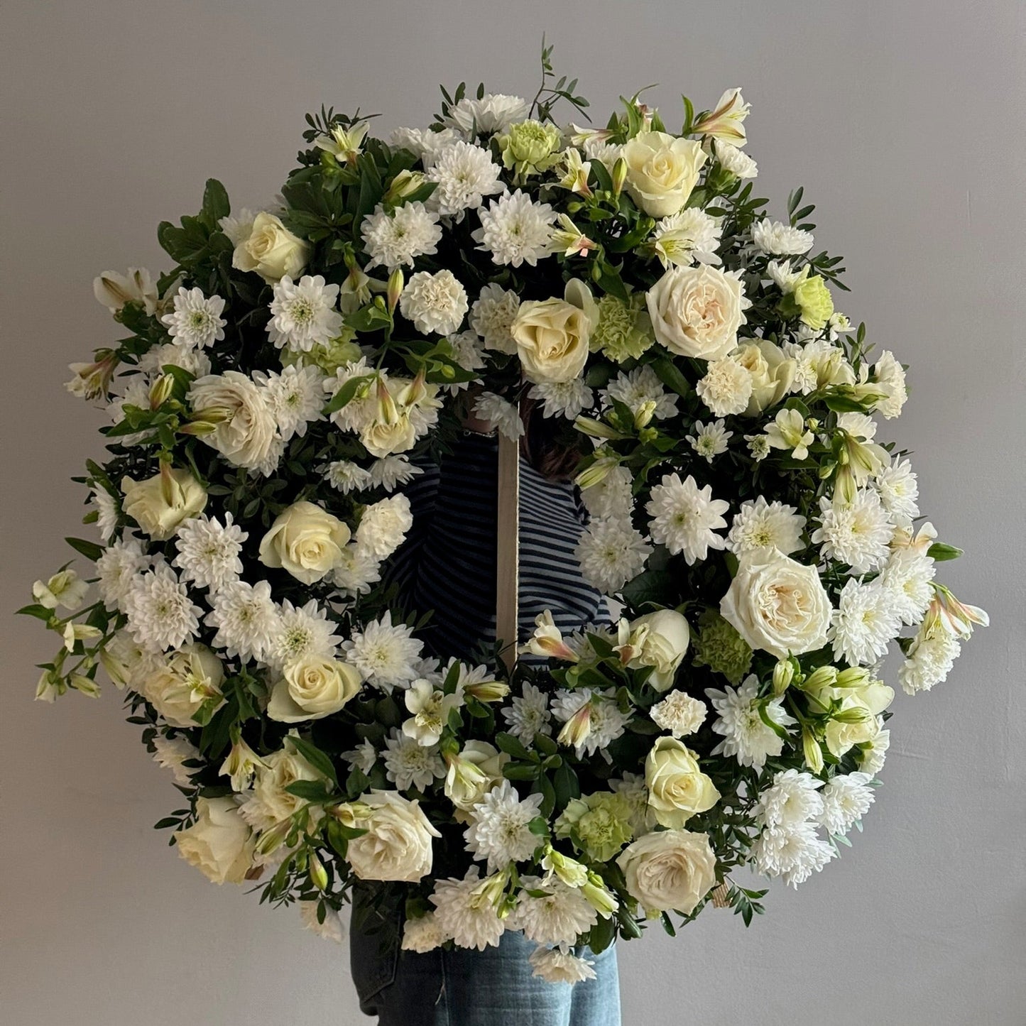 Coroană funerară cu crizanteme albe și verdeață
