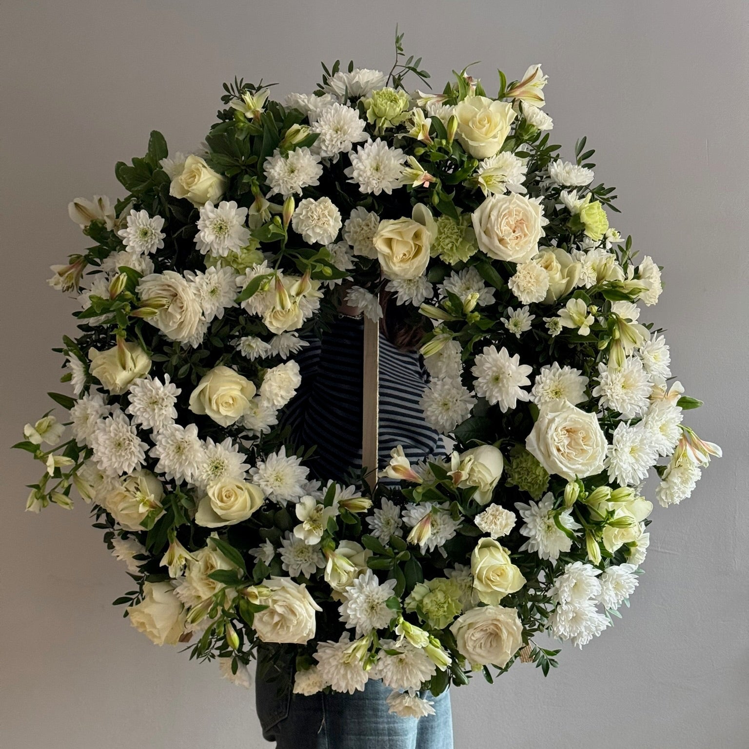 Coroană funerară cu crizanteme albe și verdeață