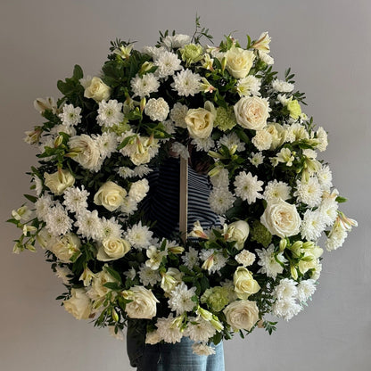 Coroană funerară cu crizanteme albe și verdeață