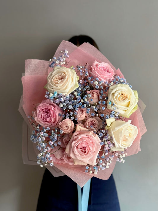 Aranjament floral pastelat cu trandafiri de grădină – buchet Cotton Candy, Roses & More