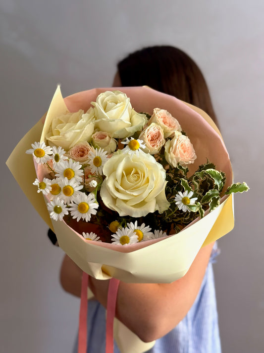 Cream & Chamomile buchet cu trandafiri albi și mușețel