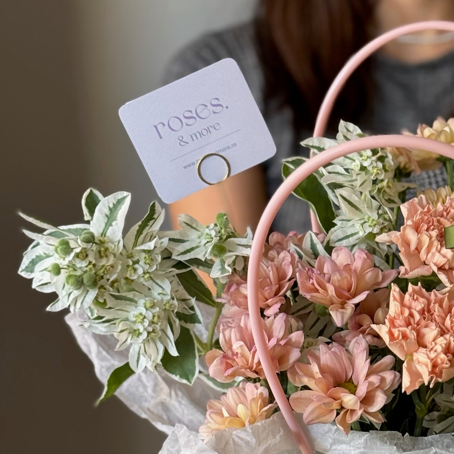 Cutie roz cu crizanteme și verdeață, aranjament floral elegant pentru cadou