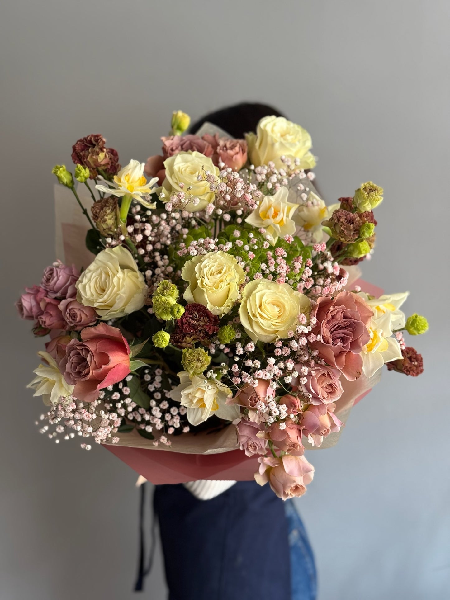 Buchet de flori cu nuanțe nude cu trandafiri