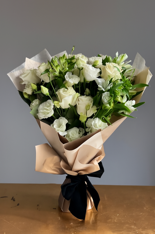 Buchet funerar cu trandafiri albi și alstroemeria - Roses & More
