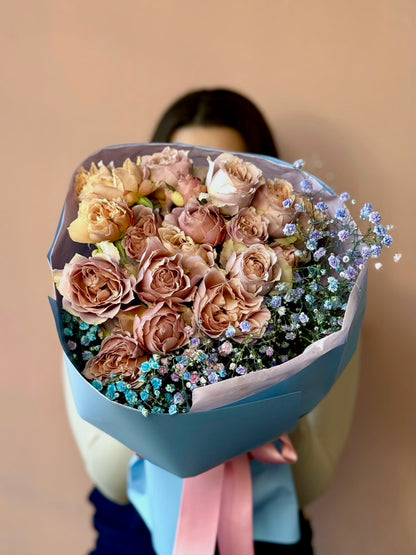 Aranjament floral ca din povești, cu trandafiri Loli și texturi jucăușe, Roses & More