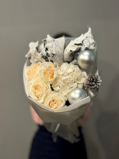 Aranjament floral alb cu accente festive – perfect pentru iarnă, Roses & More