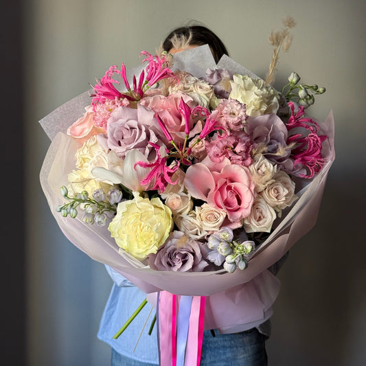     Buchet Forever in Love cu trandafiri și flori mixte în nuanțe pastelate