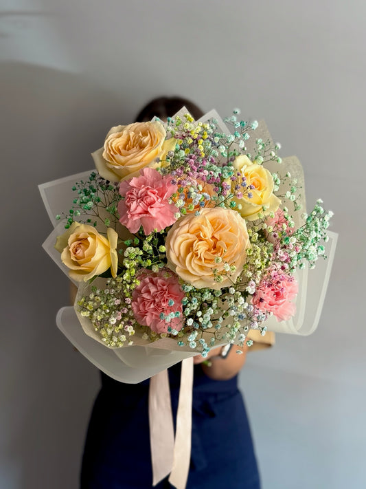Buchet floral vesel și colorat cu trandafiri și gypsophila rainbow – Happiness, Roses & More