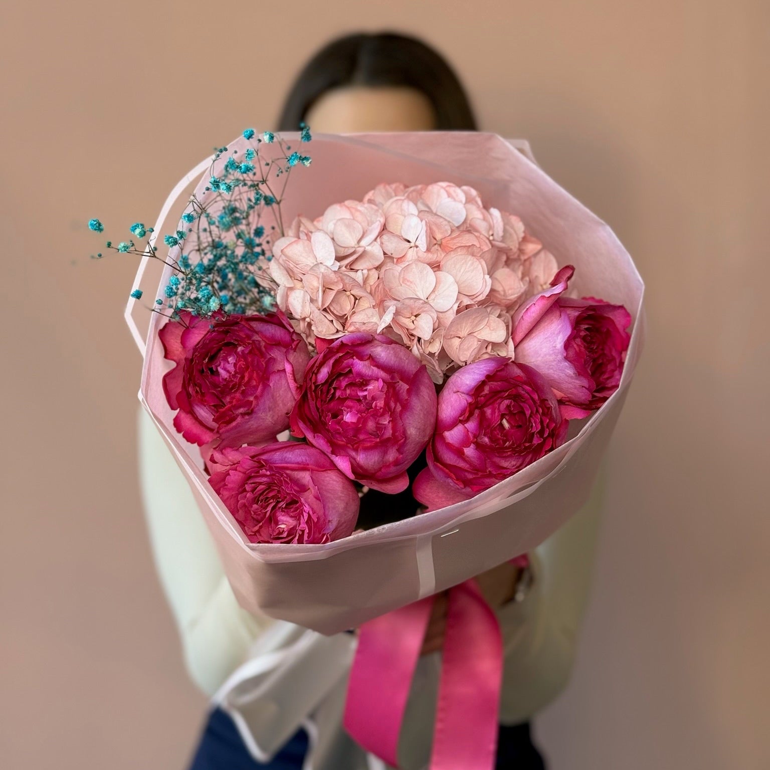 Aranjament floral vibrant cu hortensie și trandafiri Yves Piaget, Roses & More