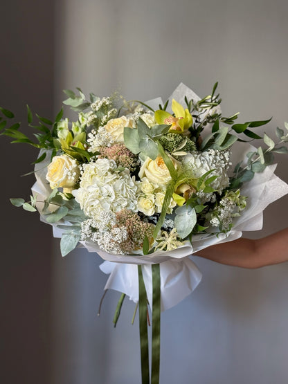 Buchet cu hortensii, trandafiri și flori albe delicate