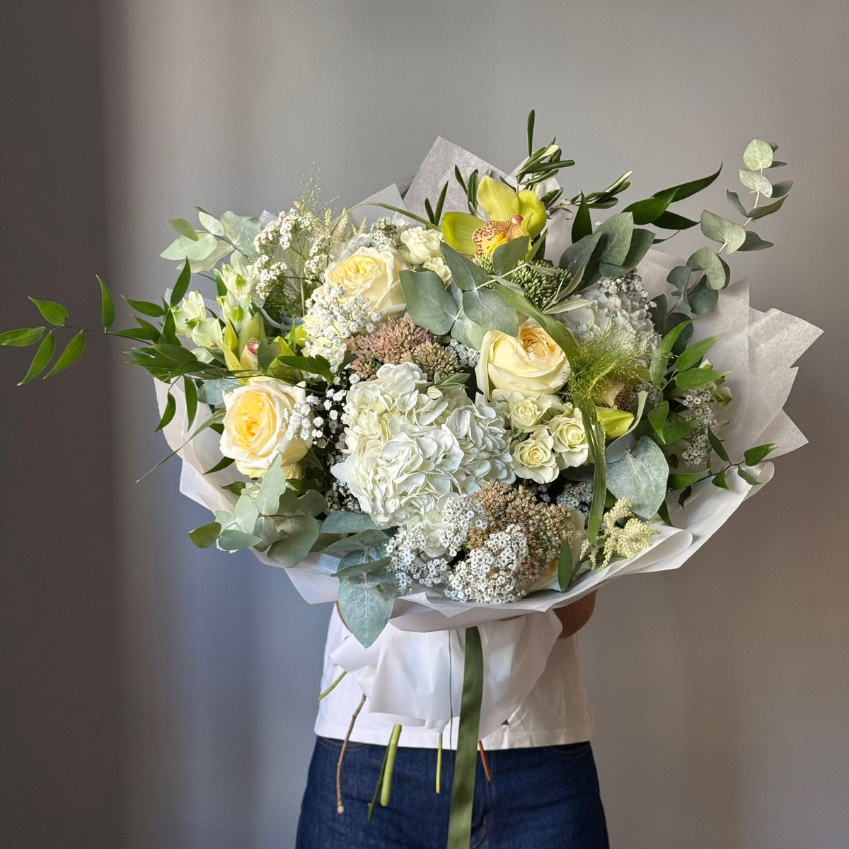 Buchet mare Ivory Garden alb și verde cu hortensii și trandafiri