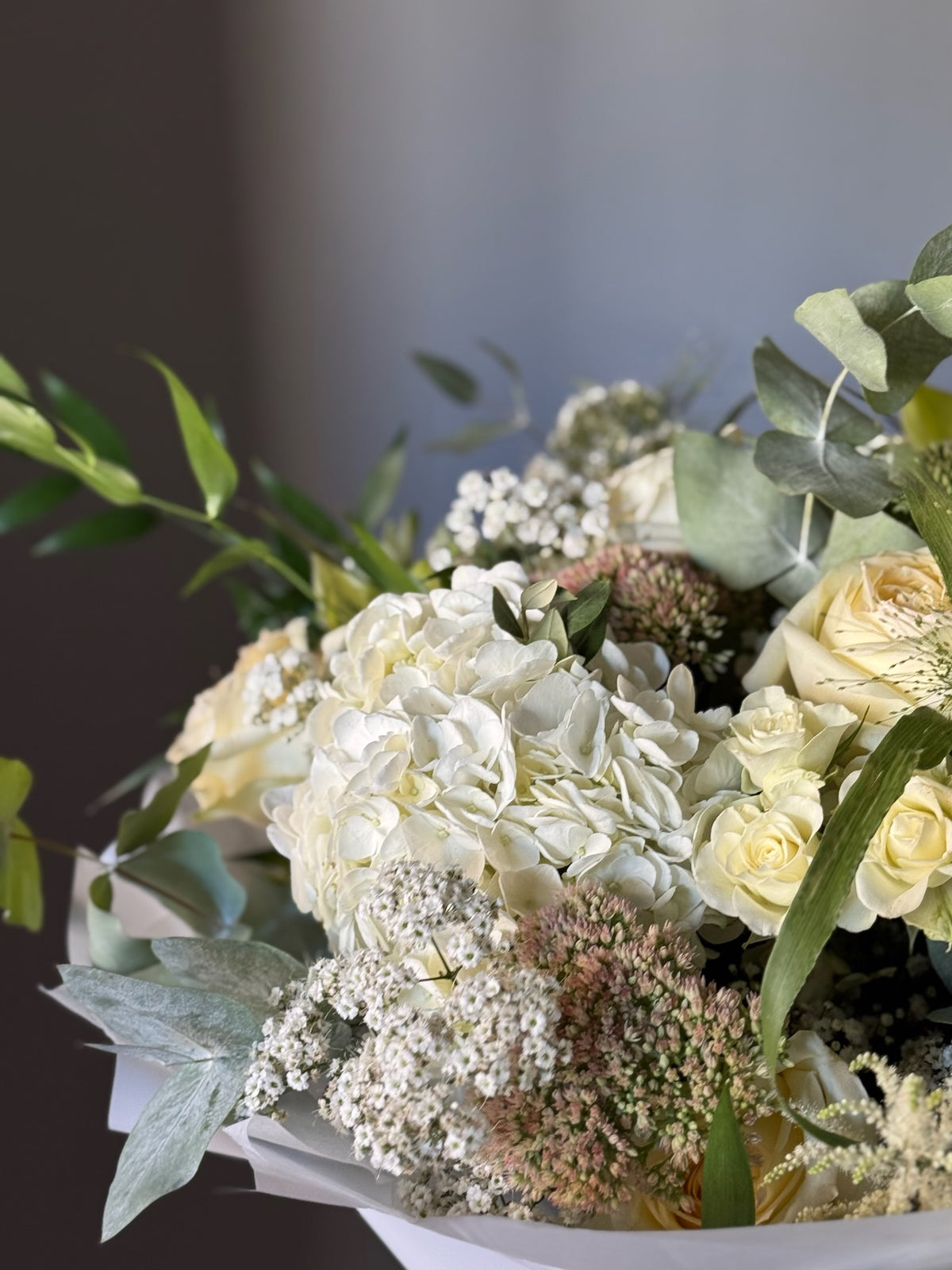 Ivory Garden buchet mare cu flori albe, hortensii și verdeață