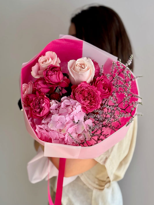 Buchet de flori cu trandafiri fucsia și hortensie - Roses & More